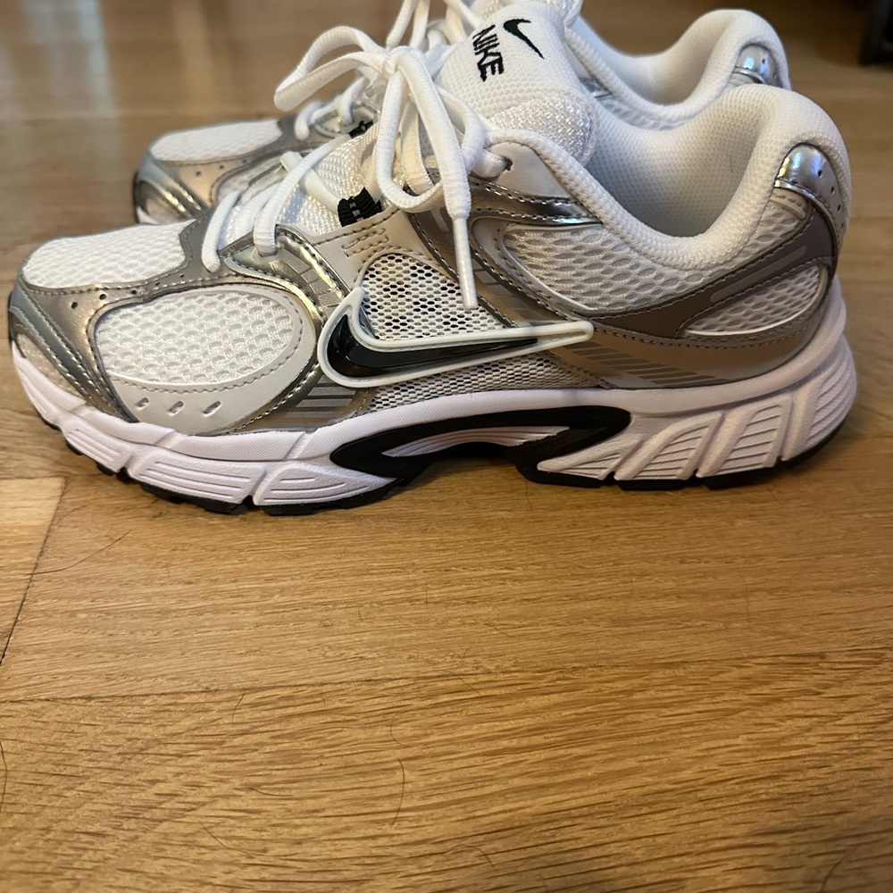 Nike- Women's V5 RNR Sneaker
Color: White/Black/Grey Metallic
Size: 7 M MEDIUM